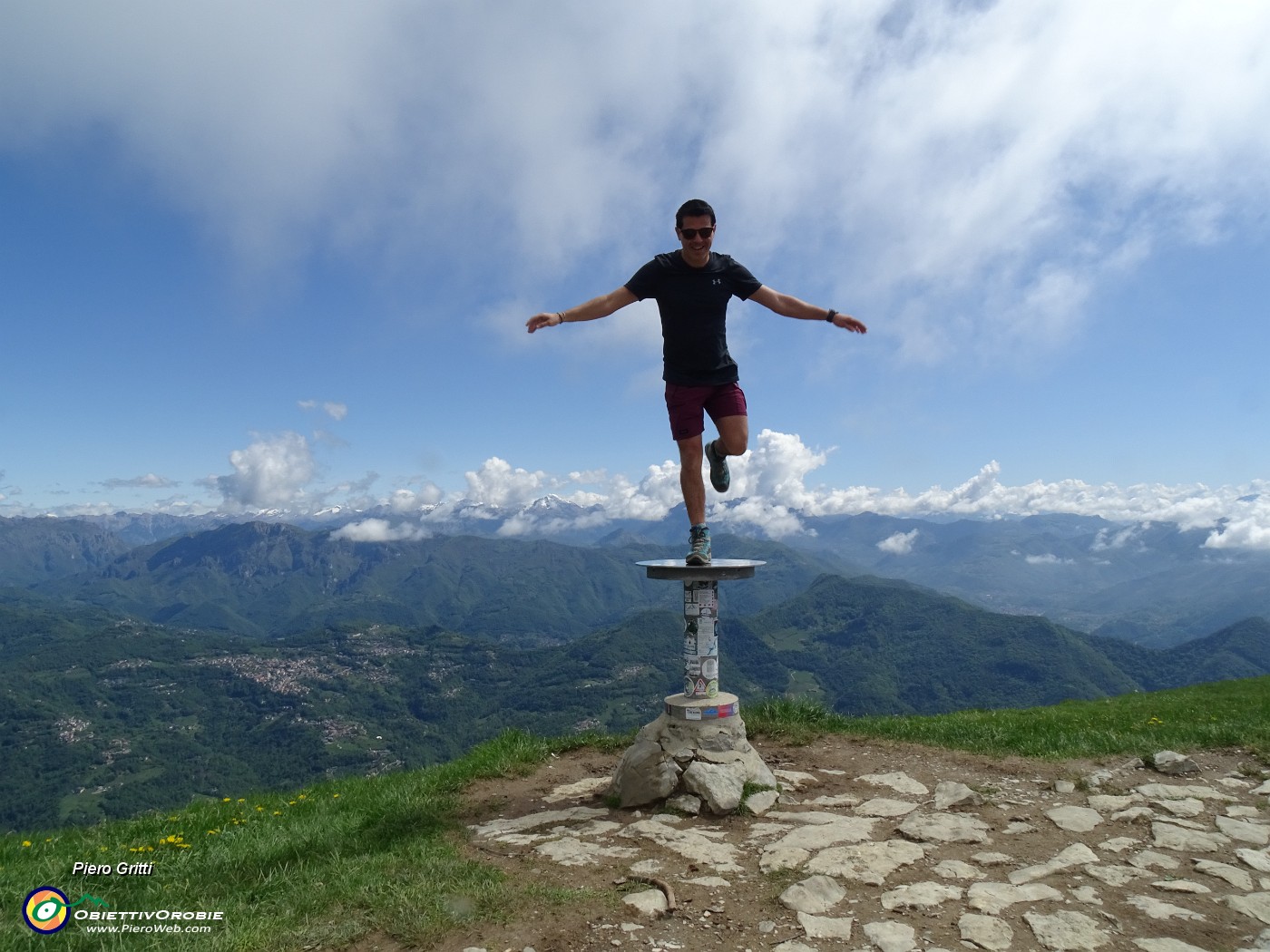54 Alla coce di vetta del Linzone ...sopra le nuvole.JPG